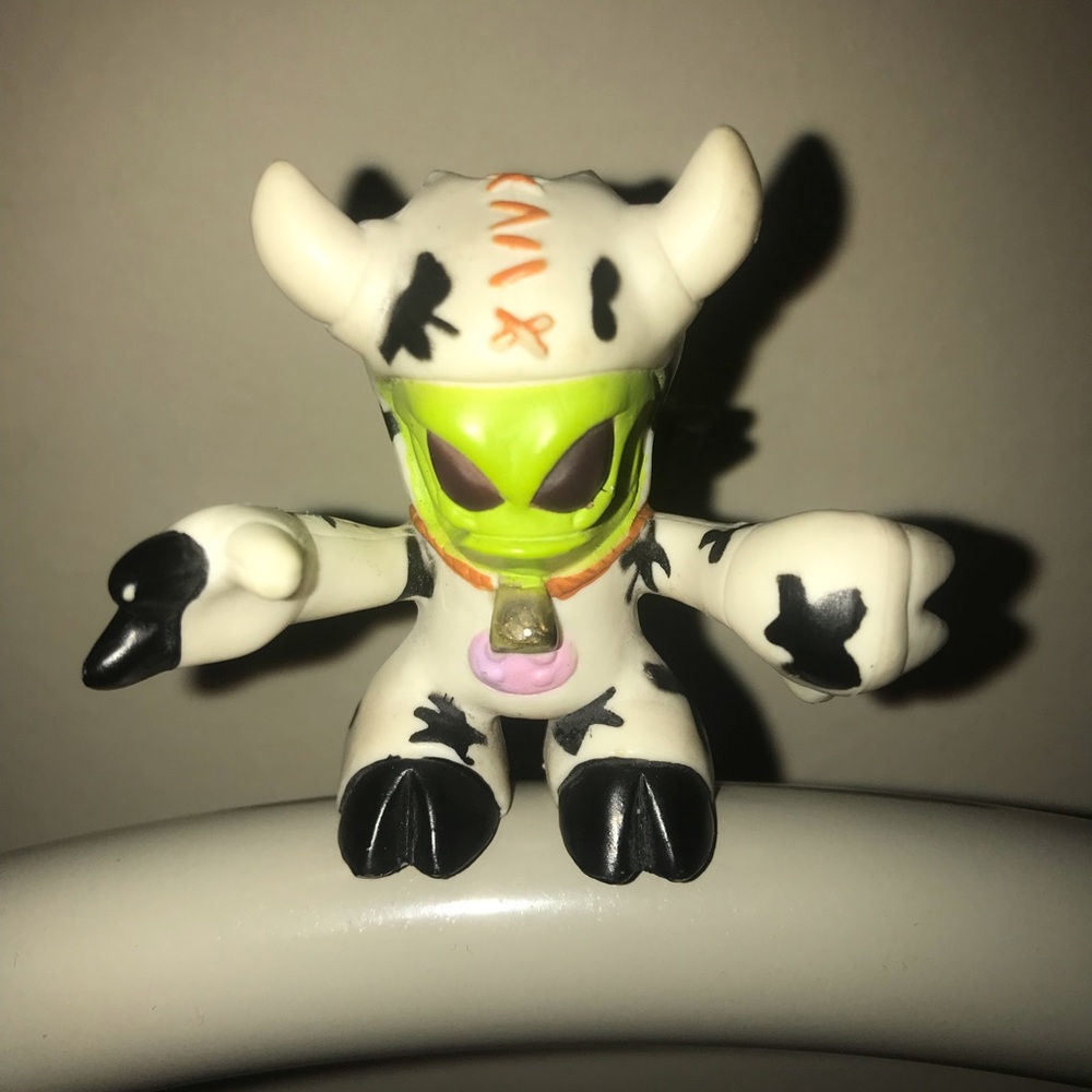 Tech Deck Dudes Rozz alien cow suit figure
